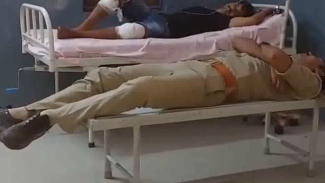 जिला अस्पताल में मुठभेड़ में घायल ₹50000 की इनामी बदमाश की निगरानी में बड़ी चूक पुलिसकर्मी सोते मिले