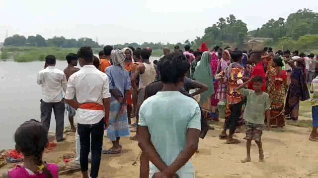 लखीसराय शहर  कवैया थाना क्षेत्र के पथला घाट पर एक किशोर की डूबकर हुई मौत मौके पर कवैया पुलिस  मौजूद 