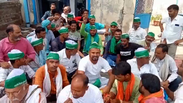 टेटीगांव की एसबीआई बैंक के सामने कर्मचारियों की धांधली व मनमानी के चलते भारतीय लोक शक्ति ने धरना प्रदर्शन किया