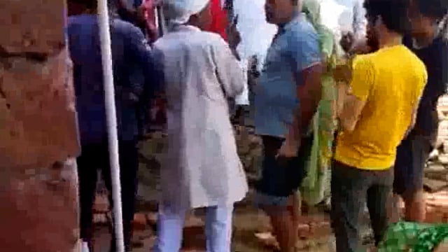 हाथरस के कानऊ गांव में दबंगों ने की एक परिवार के घर में घुसकर मारपीट वीडियो हुआ वायरल नहीं हुई कोई कार्रवाई