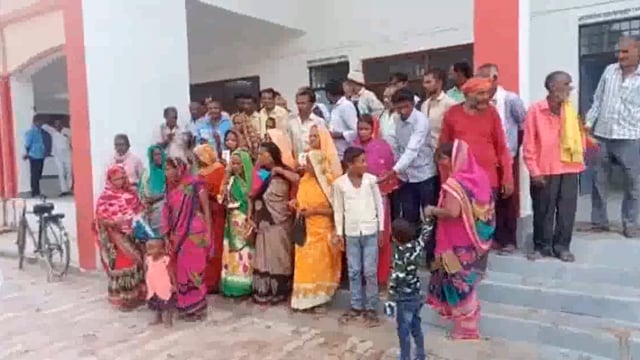 कोटेदार द्वारा राशन ना देने पर जुड़वानीय निवासी ग्रामीणों ने एसडीएम डुमरियागंज को सौंपा ज्ञापन ।