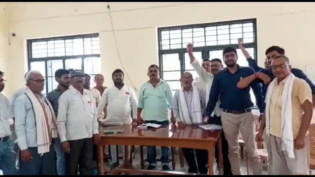 तरबगंज लेखपाल संघ ने दिया धरना कार्य किया बहिष्कार