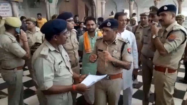 राधाष्ठमी मेले की तैयारियों का जायजा लेने बरसाना आये आईजी नचिकेता , मंदिर सहित अन्य जगहों का किया निरीक्षण ।