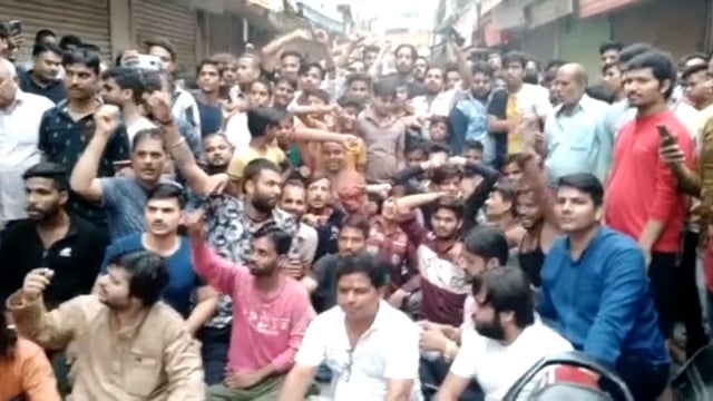 वृंदावन में अतिक्रमण हटाओ अभियान को लेकर व्यापारियों ने नगर निगम के खिलाफ नारेबाजी कर प्रदर्शन किया