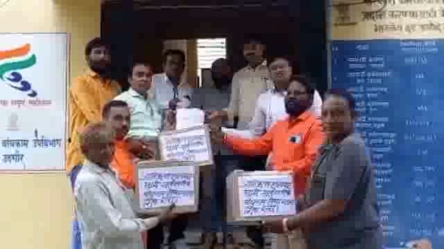 सार्वजनिक बांधकाम विभागाच्या अधिकाऱ्यांला भीक घालो आंदोलनात जमा झालेली रक्कम पत्रकारांने अधिकाऱ्यांना केली सुपूर्द