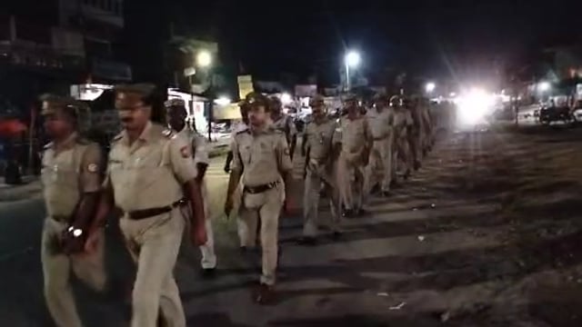 वजीरगंज थाना अध्यक्ष के नेतृत्व में पुलिस ने पैदल गस्त कर कानून व्यवस्था मजबूत करने का दिया संदेश 