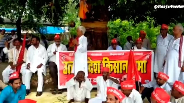 उत्तर प्रदेश किसान सभा ने 9 सूत्री मांगों को लेकर कलेक्ट्रेट परिसर में किया प्रदर्शन