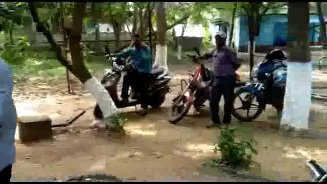 प्रखंड कार्यालय में दबंगों ने घुसकर जमकर उत्पात मचाया, वहां कार्यरत तीन कर्मियों के साथ जमकर मारपीट भी की। तीनो जख्मी। 