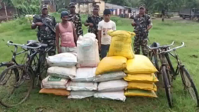 सिद्धार्थनगर जिले के ककरहवा बार्डर के पास एसएसबी के जवानों ने प्रतिबंधित उर्वरक के साथ 2 तस्कर को किया गिरफ्तार 