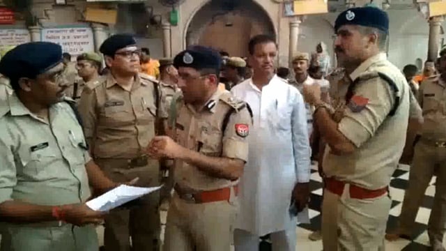 बरसाना में विश्व प्रसिद्ध राधा रानी मन्दिर की सुरक्षा व्यवस्थाओं का जायजा लेने पहुंचे आईजी नचिकेता झा दिए दिशा निर्देश