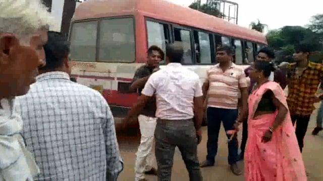मथुरा बस में बैठे युवक द्वारा फोन अन्य व्यक्ति को गालियां देना पड़ा भारी महिलाओं ने युवक की चप्पल से की धुनाई