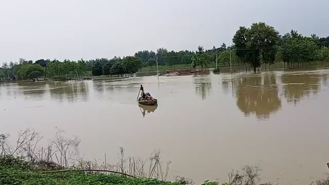 जनपदबहराइचके शिवपुर ब्लॉक क्षेत्र अंतर्गत कई जगहों पर बाढ़ का पानी आने जाने में लोगों को काफी दिक्कतो का सामना करना पड़ा
