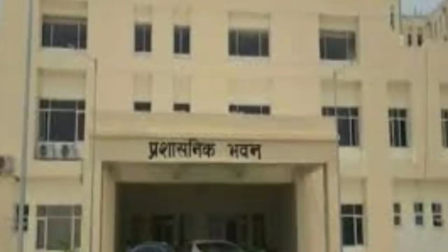 DCM बृृजेश पाठक के आदेशों की उड़ाई जा रही धज्जियां, 
इमर्जेन्सी वार्ड में मरीज का फर्स पर लेटने का वीडियो वायरल