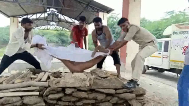 गोवर्धन पुलिस व गो रक्षयक दल के सदस्यों ने दी मानवता की मिशाल मृत साधु का विधिविधान से किया अंतिम संस्कार ।