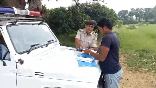 कुर्मा बाजार के समीप पुलिस ने दो पहिया वाहनों का चलाया चेकिंग अभियान