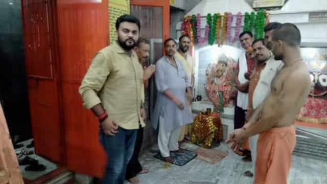 लालगंज कस्बे के भैरवनाथ मंदिर में गणेश चतुर्थी के मौके पर श्रद्धालुओं ने मंदिर में की पूजा अर्चना।