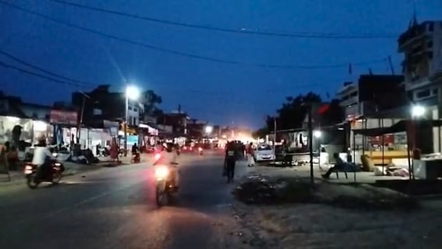 वजीरगंज उपनिरीक्षक आषीश वर्मा के नेतृत्व में पुलिस ने पैदल गस्त कर कानून व्यवस्था मजबूत करने का दिया संदेश 