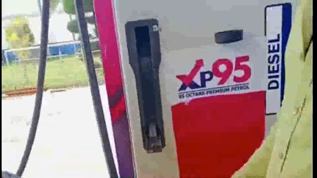 एक्स्ट्रा पॉवर 95 पेट्रोल मापने पर निकला पानी, ग्राहकों ने वीडियो बनाकर किया वायरल
 महंगा पेट्रोल उपर से मिल रहा पानी