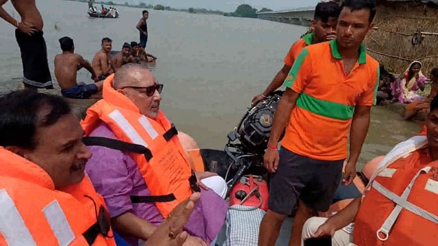 केंद्रीय मंत्री गिरिराज सिंह बेगूसराय  बाढ़ प्रभावित क्षेत्रों का दौरा करने के लिए सूरजगढ़ा होते हुए पहुंचे दियारा क्षेत