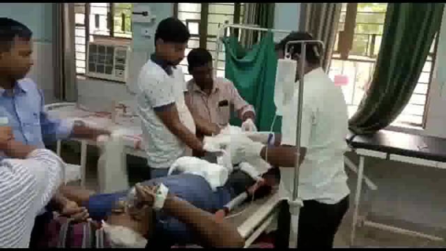 लखीसराय जिले के क्यूल रेलवे स्टेशन पर ट्रेन पर चढ़ने के दौरान गिरकर युवक हुआ घायल लाया गया सदर अस्पताल लखीसराय