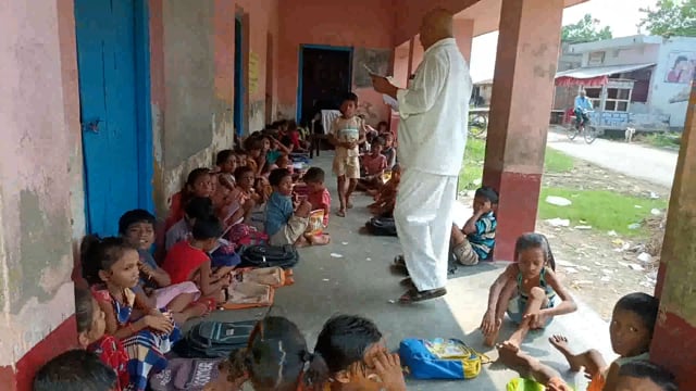 प्राथमिक विद्यालय बरई टोला रतनपुर में एक शिक्षक के सहारे 130 छात्र छात्राओं का होता है पठन-पाठन