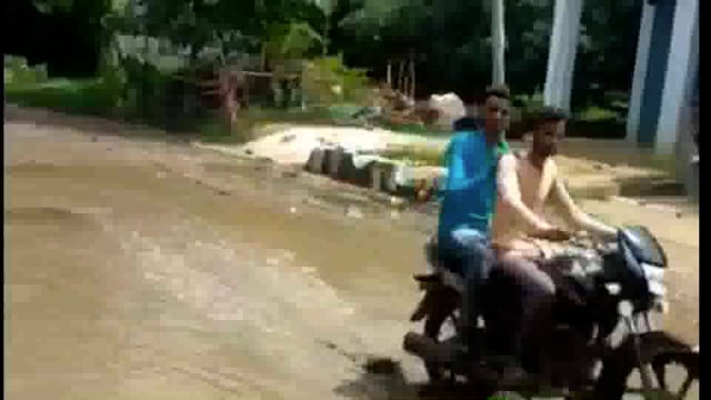 PWD खण्ड कुंडा का JE हुआ लापरवाह, 
परिंयावा - लवाना मार्ग के डाक बंगला के पास भीषण जलजमाव से आवागमन बाधित