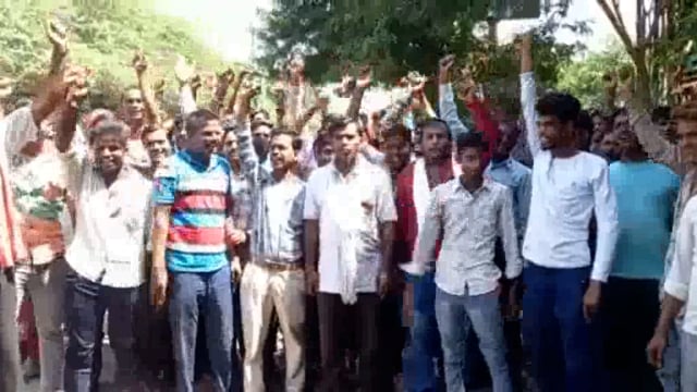 वृंदावन में ट्रैफिक पुलिस कार्रवाई से आक्रोशित ई रिक्शा चालकों ने जमकर काटा हंगामा अवैध वसूली का लगाया आरोप