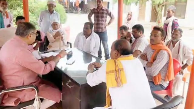 नवाबगंज क्षेत्र के कई लोगों ने जनता दर्शन के दौरान स्थानीय विधायक से भेंट मुलाकात कर समस्याओं से कराया अवगत