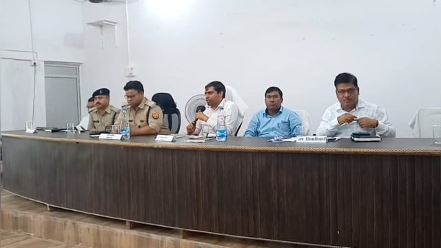 इटवा तहसील परिसर में संपूर्ण समाधान दिवस का हुआ आयोजन 67 में से 4 का सफल हुआ निस्तारण SP व CDO रहे मौजूद ।