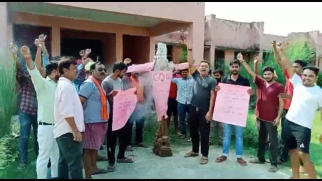 CHC मानापुर की बदहाली से आक्रोशित ग्रामीणों ने CMO का फूँका पुतला,लगाये नारे
पूर्व CMO का खामियाजा नये CMO भुगत रहे