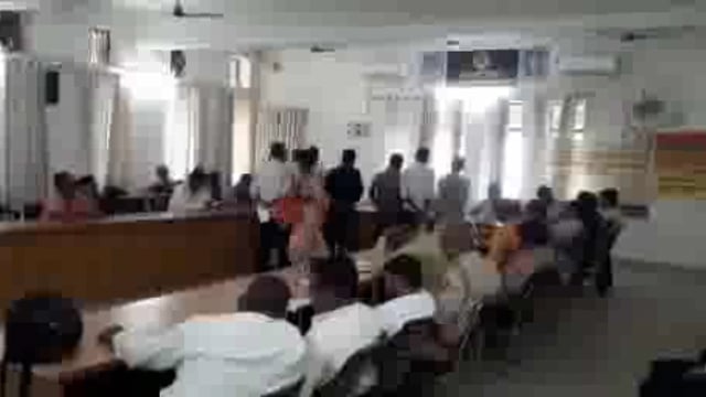 लालगंज तहसील परिसर में संपूर्ण समाधान दिवस का किया गया आयोजन एसडीएम रहे मौजूद।