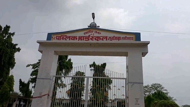 स्कूली छात्रों के द्वारा की जा रही साफ सफाई के माध्यम से लोगों को जागरूक करने का किया गया प्रयास