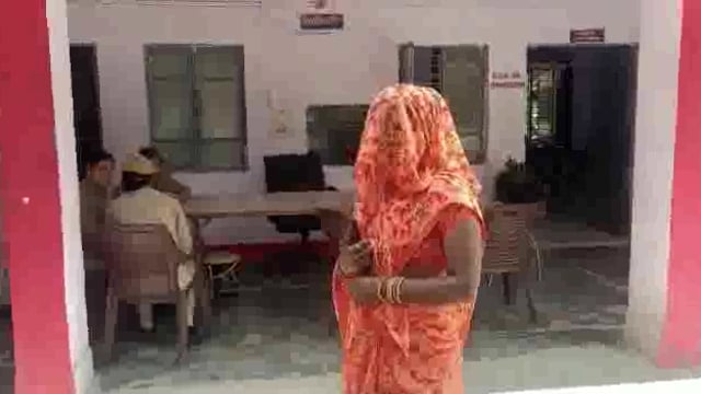 माट थाना क्षेत्र की एक विवाहिता को ससुराली जन पुलिस की मदद से भी अपने घर में नहीं घुसने दे रहे