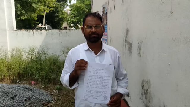 नगर पंचायत इटवा जल निकासी व सड़क की समस्या को लेकर व्यक्ति ने मुख्य विकास अधिकारी को इटवा में सौंपा ज्ञापन ।