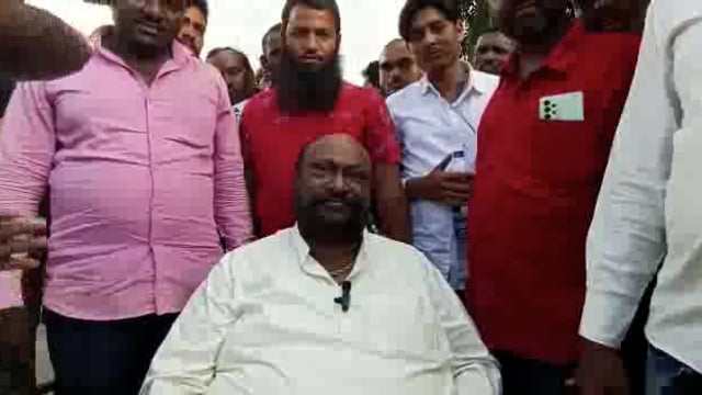 शहरातील रस्त्यावर होणारी ट्राफिक सुरळीत करा,माजी नगराध्यक्ष राजेश्वर नीटूरे यांनी रस्त्यावरच मांडले ठाण