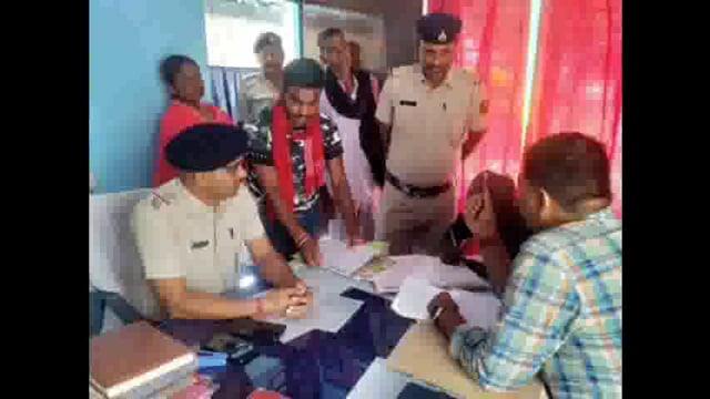 भूमि संबंधी विवाद को लेकर असरगंज थाना परिसर में जनता दरबार का आयोजन किया गया,वही दरबार में 3 मामलों की सुनवाई की गई।