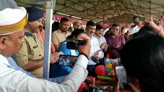 मिहींपुरवा मोतीपुर में आयोजित संपूर्ण समाधान दिवस पर विभागों द्वारा लगाए गए प्रदर्शनी के स्टॉल