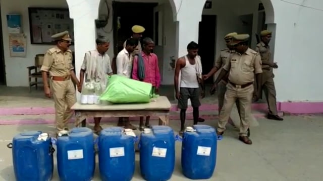 जनपद बहराइच खैरी घाट थाने की पुलिस ने छतरपुर से 250 लीडर अवैध कच्ची शराब के साथ चार आरोपी को किया गिरफ्तार भेज न्यायालय
