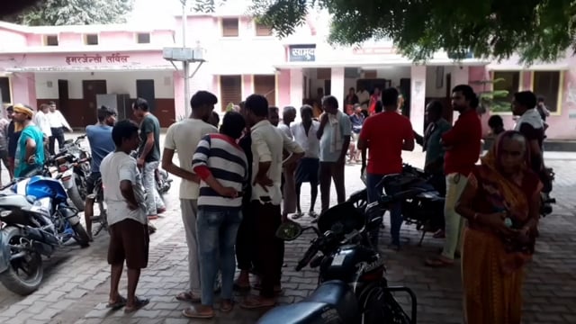 संदिग्ध परिस्थितियों में अधेड़ की मौत
डलमऊ रायबरेली डलमऊ कोतवाली क्षेत्र के एक गांव में खेत से हरा चारा काटने गए किसान 