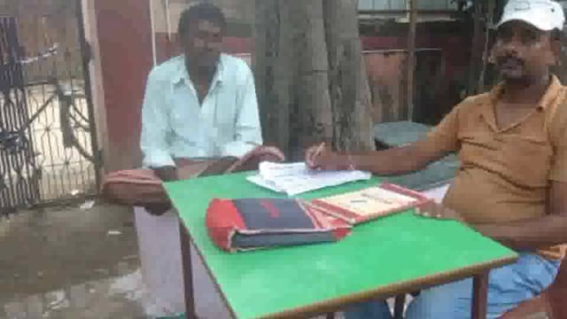 अमरपुर प्रखंड भर के विभिन्न मतदान केंद्रों पर आधार सिड़ींग को लेकर लगाया गया शिविर