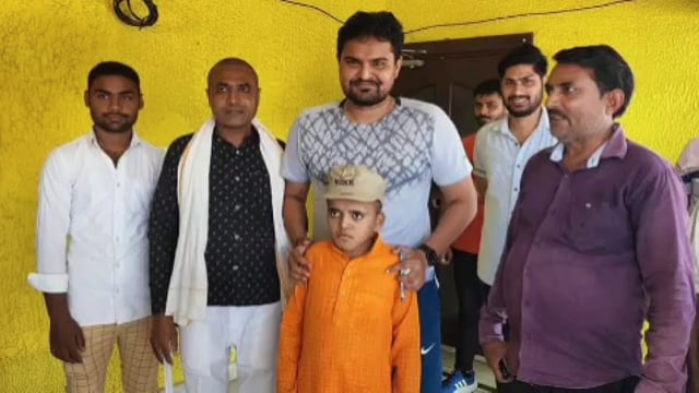 नवाबगंज क्षेत्र के विष्णु हरपुर में जनता दर्शन के दौरान सदर विधायक प्रतीक भूषण ने सुनी समस्याएं