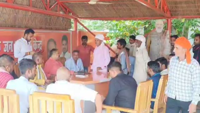 नवाबगंज क्षेत्र के कई गांव के लोगों ने स्थानीय भाजपा विधायक से मुलाकात कर समस्याओं से कराया अवगत