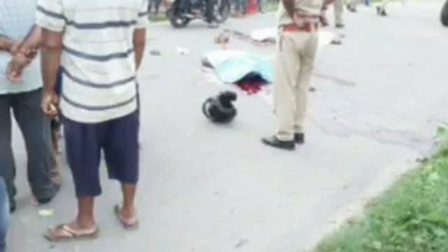 नवाबगंज टिकरी बाजार में तीन मोटरसाइकिल सवारों की डीसीएम से हुई टक्कर दो की मौत एक की हालत गंभीर