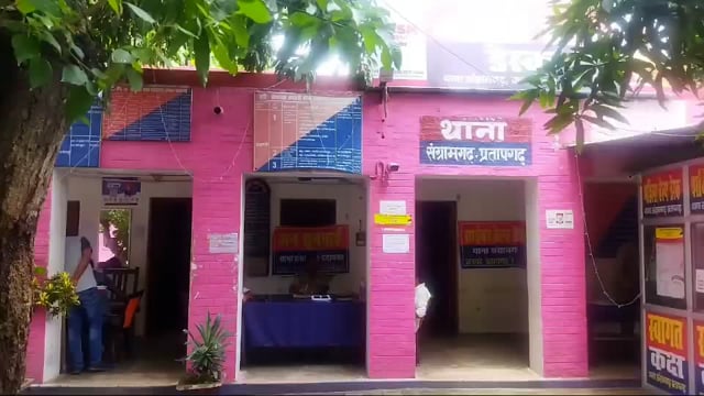 S P, ASP ने थाना संग्रामगढ़ का किया औचक निरीक्षण
रजिस्टर रखरखाव मे खामियों पर हेड मुरार्रिर सुदामा प्रसाद को फटकार लगाई