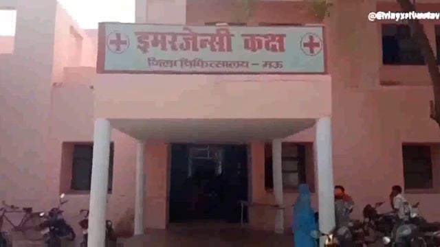 मरीज के परिजन जान जोखिम में डालकर ले जा रहे हैं ऑक्सीजन सिलेंडर