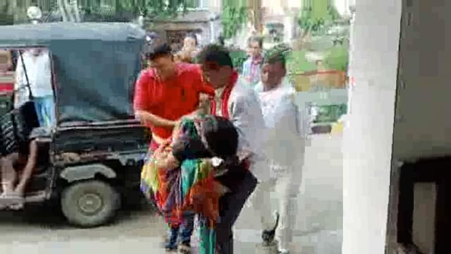 रानीगंज के पास सड़क पार कर रही महिला को बाइक सवार ने मारी ज़ोरदार टक्कर,दोनों की स्थिति नाजुक#accident 