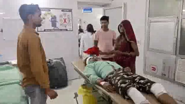 सड़क हादसे में बाइक सवार युवक घायल