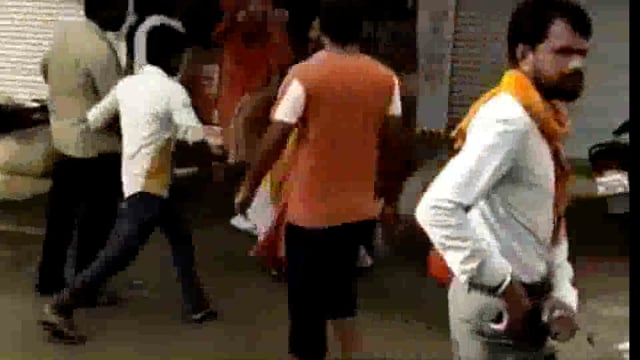 भिक्षा मांगने गये साधुओं को गाँव के युवकों का लाठी डंडो से पीटने का वीडियो वायरल
साधु बाबूजी बाबूजी कहकर चीखते रहे, 