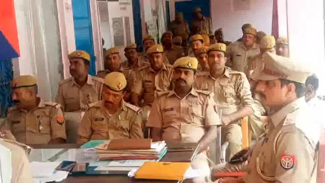 आगामी त्योहारी में क्षेत्र में शांति व्यवस्था बनाए रखने हेतु थाना मिश्रौलिया में अधिकारियों कर्मचारियों की की गई बैठक