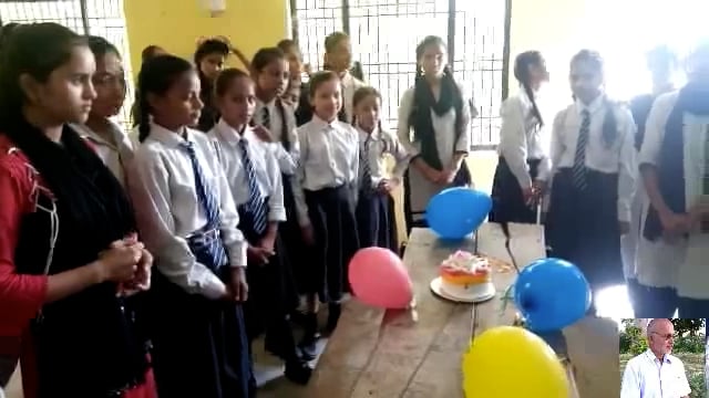 जनता इंटर कॉलेज में केक काट मनाया